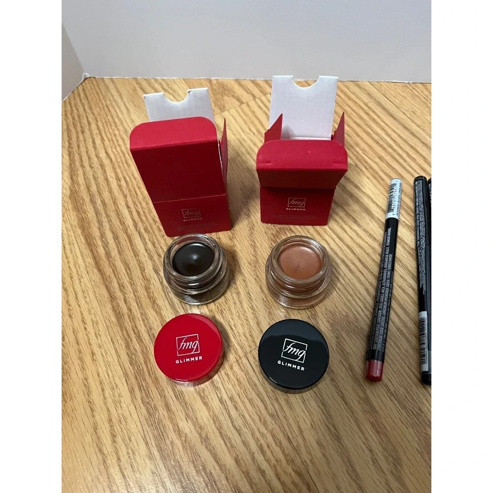 Avon FMG Glimmer Makeup Set: Eyeshadow Palettes Gel Liners & Lip‎ Pencils